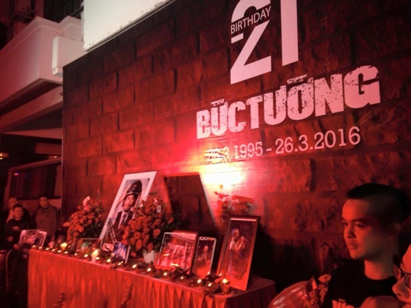 Những hoạt động tưởng niệm nhạc sĩ, ca sĩ Trần Lập vẫn tiếp diễn sau tang lễ anh. Tối qua, sinh nhật giản dị lần thứ 21 của Ban nhạc Bức Tường đã diễn ra tại Nhà hát Âu Cơ. (Ảnh: Fanpage Bức Tường).