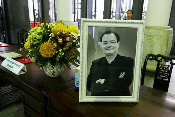 Chưa bao giờ showbiz Việt lại mất mát nối liền mất mát đến vậy. Trước lễ tang của nhạc sĩ, ca sĩ Trần Lập, người hâm mộ xót xa khi nhạc sĩ của những ca khúc Giọt nắng bên thềm, Hoa tím ngoài sân, Hoa cúc vàng,… ra đi về miền tắt nắng. Ở tang lễ của người nhạc sĩ đã có những đóng góp to lớn cho nền nhạc nhẹ Việt Nam, người ta thấy ở đó tình nghĩa thầy trò. Giai điệu “Hoa cúc vàng” tiễn biệt nhạc sĩ Thanh Tùng. “Hoa cúc vàng” cũng là ca khúc mà ông hát cùng cô học trò nhỏ Mỹ Dung trong live show 2008 - live show cuối cùng nhạc sĩ Thanh Tùng đứng được trên sân khấu và đó là giây phút ông rưng rưng hướng về hình ảnh người vợ quá cố của mình. Ca sĩ Mỹ Dung không kìm được nước mắt khi đến viếng nhạc sĩ Thanh Tùng. Cô là học trò được Thanh Tùng ưu ái. Mỹ Dung buồn thương và cảm thấy mình thiếu sót khi thời gian cuối đời không thường xuyên thăm hỏi thầy được.