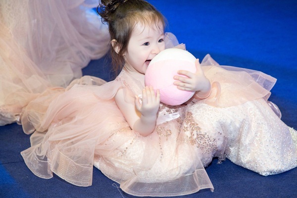 Elly Trần: “Bà mẹ bỉm sữa không có nghĩa phải hi sinh nhan sắc” - 10 Bản thân Elly chia sẻ thêm ở nhà cô thường hướng dẫn con gái biết quan tâm đến mọi người trong gia đình, đặc biệt là em trai Alfie Túc Mạch.