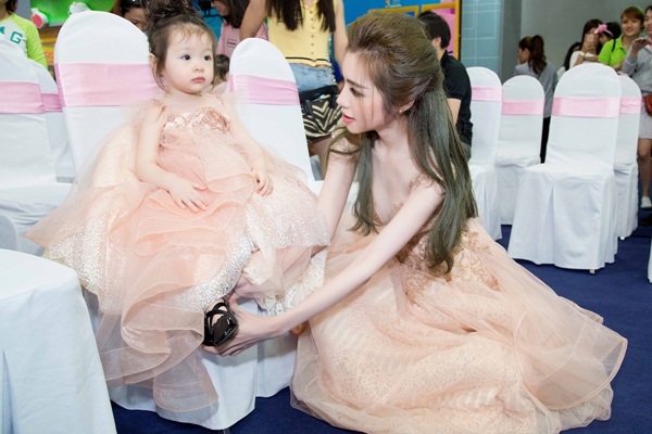 Elly Trần: “Bà mẹ bỉm sữa không có nghĩa phải hi sinh nhan sắc” - 1 
Chiều 27/3, Elly Trần lần đầu cùng con gái Cadie Mộc Trà tham gia một sự kiện tại TPHCM. Cả hai mẹ con xuất hiện trong trang phục dạ hội lộng lẫy.