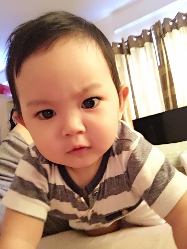 Vẻ đáng yêu của con trai Khánh Thi - Phan Hiển - 2 Những ngày gần đây, do làm việc kiệt sức, Khánh Thi bị sốt. Thấy mẹ phải nằm nghỉ cả ngày trên giường, đôi mắt xoe tròn ngơ ngác.