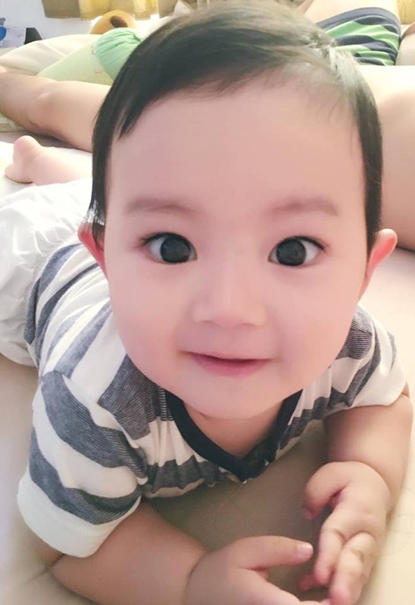 Vẻ đáng yêu của con trai Khánh Thi - Phan Hiển - 1 Kubi được khen giống bố Phan Hiền y đúc. Vẻ kháu khỉnh của cậu bé khiến nhiều người chờ đón mỗi khi Khánh Thi chia sẻ hình ảnh mới.