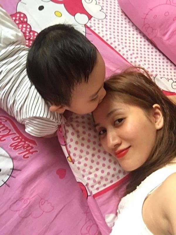 Vẻ đáng yêu của con trai Khánh Thi - Phan Hiển - 4 Từ ngày có con, Khánh Thi phải nhiều lần đặt lên bàn cân ưu tiên giữa gia đình và công việc. Hạnh phúc với cô là mỗi ngày đi làm về thấy con tươi cười, khỏe mạnh.
