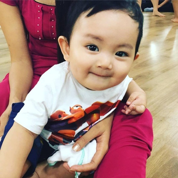 Vẻ đáng yêu của con trai Khánh Thi - Phan Hiển - 7 Trong tâm thư gửi con trai, Khánh Thi có nói rằng: “Mẹ cũng hiểu lý do khiến Kubi hay cười. Có lẽ để bù trừ lại những giọt nước mắt mẹ đã rơi xuống cuộc đời đầy éo le của mẹ”.