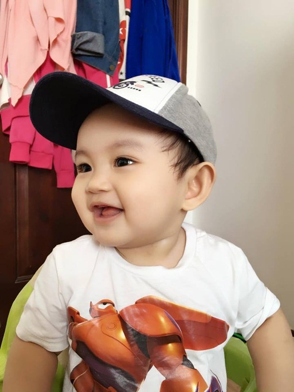 Vẻ đáng yêu của con trai Khánh Thi - Phan Hiển - 5 Kubi rất hay cười. Mỗi lần mẹ cho Kubi đi làm cùng là ai cũng muốn ôm cậu bé vào lòng.