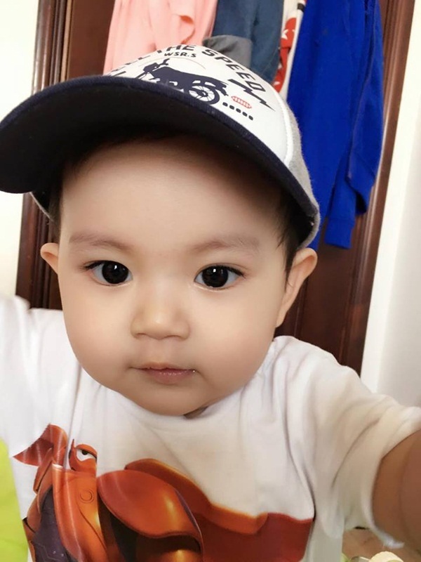 Vẻ đáng yêu của con trai Khánh Thi - Phan Hiển - 6 8 tháng tuổi nhưng Kubi đã có gout thời trang riêng. Nhờ có cả hai bố mẹ đều là nghệ sĩ nên rất biết cách chăm chút vẻ ngoài cho con.