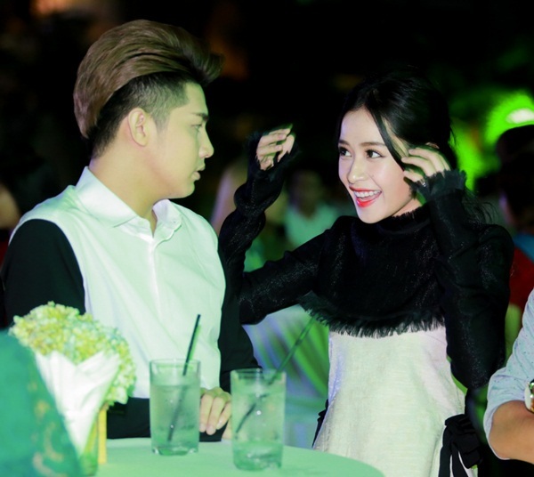 Anh hào hứng trò chuyện cùng cô em thân thiết trong nghề Chi Pu. Chi Pu cũng chúc mừng chiến thắng của Noo.