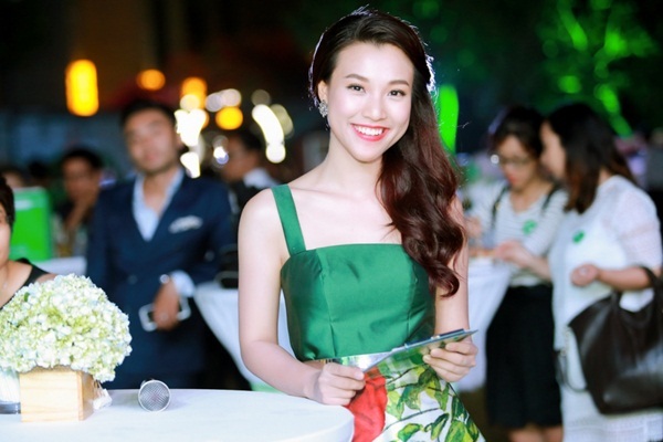 Hoàng Oanh đảm nhiệm vai trò MC của chương trình. Nữ MC hướng tới hình ảnh sang trọng khi dự sự kiện. Với lối dẫn tự nhiên, cô được nhiều chương trình gửi gắm.