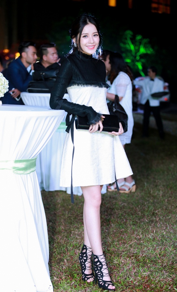 Chi Pu thu hút sự chú ý khi vừa xuất hiện bới vẻ ngoài giản dị, cuốn hút. Cô diện thiết kế váy ngắn có gam màu trắng đen đối lập.