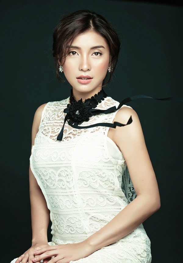 Bộ váy ren xuyên thấu màu trắng giúp Tiêu Châu Như Quỳnh khoe được nét đẹp trong trẻo đúng lứa tuổi của mình.