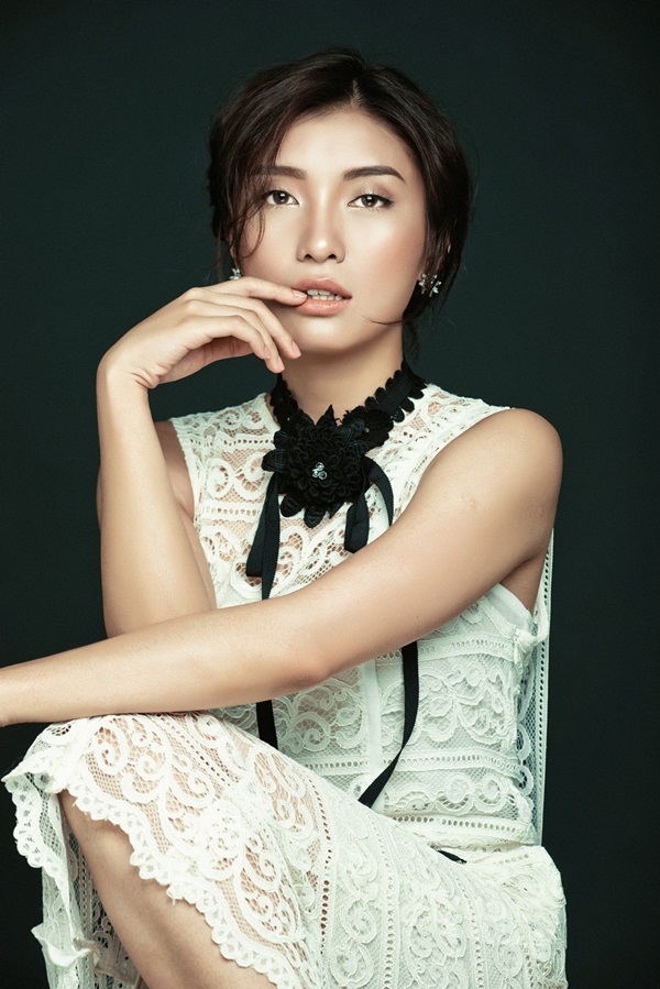 Điểm nhấn là bông hoa màu đen tạo cảm giác hài hòa cho bộ trang phục.