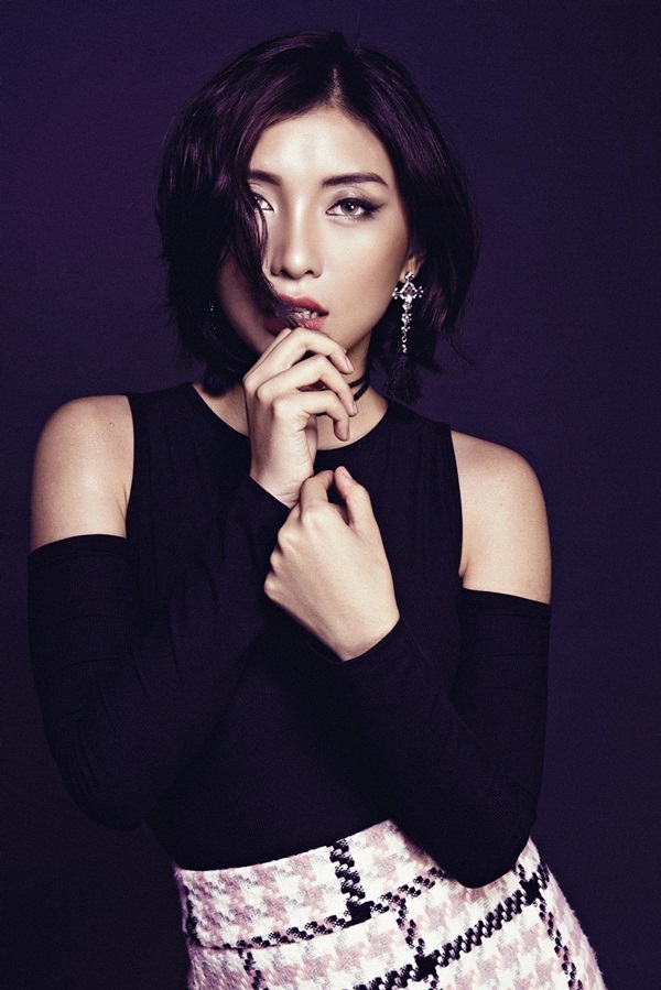 Xu hướng thời trang mới được giọng ca họ Tiêu nhanh chóng cập nhật.