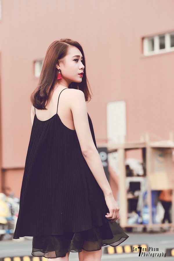 Miss Teen thân thiện Hồ Bích Trâm hờ hững vai trần xuống phố - 14
Cô nàng quyến rũ với váy suông hai dây xếp li.