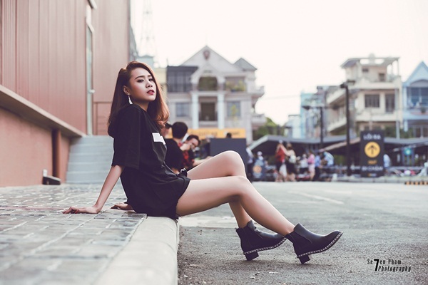 Miss Teen thân thiện Hồ Bích Trâm hờ hững vai trần xuống phố - 2 Bộ trang phục giấu quần khoe chân dài nõn nà.