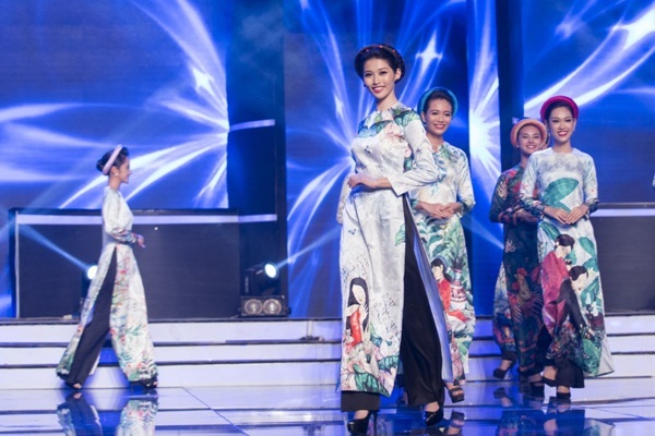 Sau đó, người đẹp sinh năm 1994 khoe vẻ dịu dàng trong trang phục áo dài, điềm tĩnh catwalk dù bị MC đọc nhầm tên.