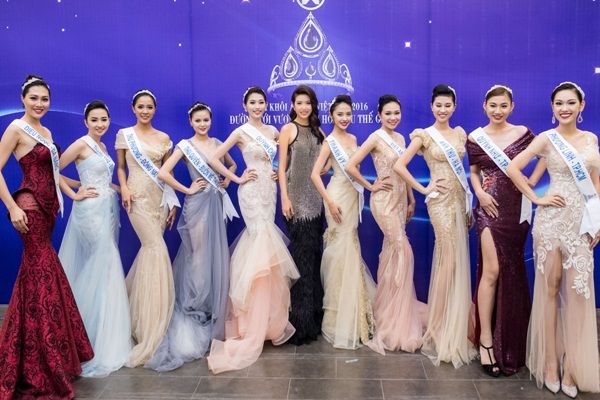 Tối 5/4, cuộc thi Hoa khôi Áo dài 2016 - Đường tới Vương miện Hoa hậu Thế giới chính thức bắt đầu với đêm giới thiệu top 18 thí sinh vào ngôi nhà chung. Đêm thi còn có sự xuất hiện đặc biệt của Á hậu Quốc tế Thuý Vân