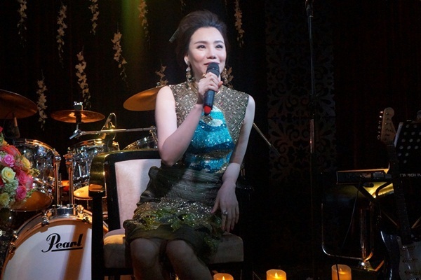 Từng tuyên bố rút lui khỏi thị trường âm nhạc khiến khán giả vô cùng tiếc nuối bởi giọng hát và sự nghiệp đang ở thời kỳ đỉnh cao. Năm nay, Hồ Quỳnh Hương quay trở lại làm giám khảo Nhân tố bí ẩn mùa 2 và tuyên bố sẽ chính thức tái xuất với hoạt động âm nhạc. Thông tin này ngay lập tức khiến người hâm mộ thích thú.