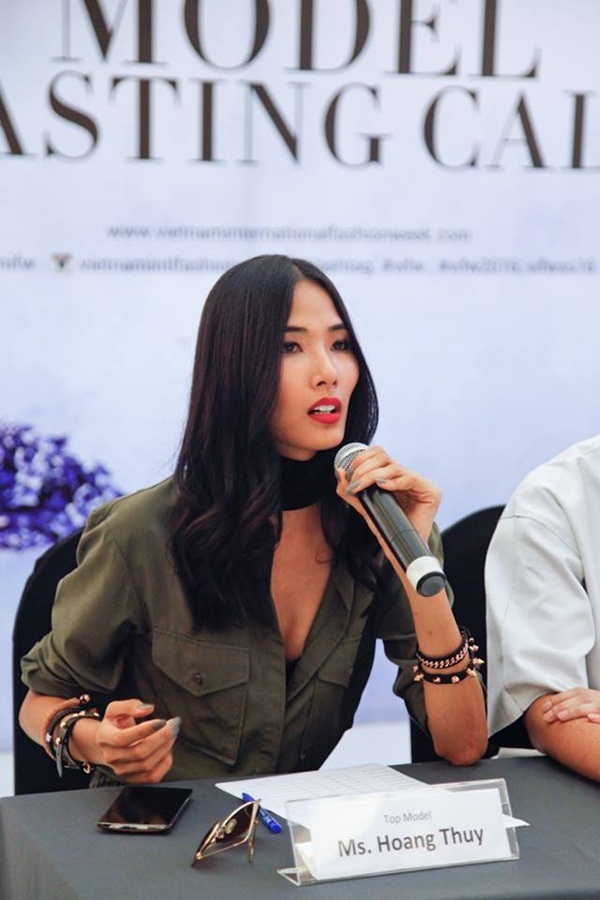 Hoàng Thùy giàu xúc cảm khi về quê rửa bát - 2 Cô là thành viên Ban Giám khảo tuyển chọn người mẫu.