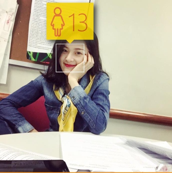Khoảnh khắc sao Việt nhìn như nữ sinh trung học - 6 Hạ Vi được ứng dụng Facebook đoán mới chỉ 13 tuổi trong bức ảnh cô chụp tại lớp học.