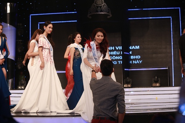 Quán quân Next Top Model - Quang Hùng cũng dành thời gian đến ủng hộ bạn gái. Quỳnh Châu mừng rỡ trước sự xuất hiện của người yêu nhưng chỉ kịp nắm tay vài giây ngắn ngủi.