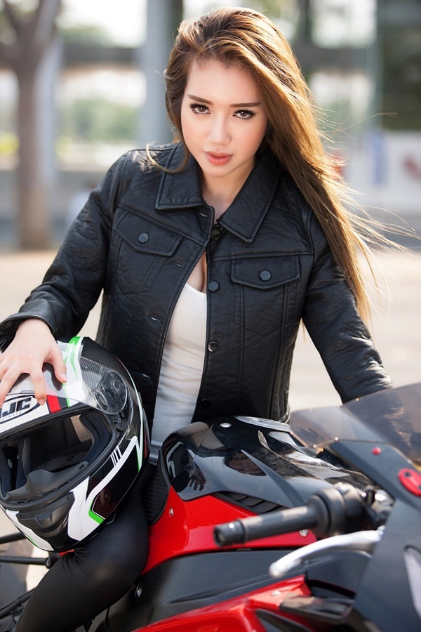 Một thời gian dài gắn liền với hình ảnh bà mẹ hai con, Elly Trần muốn thay đổi hình ảnh sang hướng đa dạng hơn.