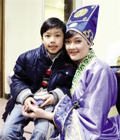 Nghệ sĩ hài Vân Dung: “Ai cũng bảo tôi làm việc bằng bốn bạn đàn ông” - 3 Con trai luôn dõi theo, ủng hộ những vai diễn của Vân Dung. Cậu bé mong mỏi lớn lên sẽ trở thành người quyết đoán như mẹ và hài hước như nghệ sĩ Xuân Bắc.