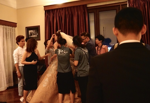 Hậu trường đám cưới cổ tích của Lương Thế Thành - Thúy Diễm - 4 NTK Anh Thư là người thiết kế bộ váy kiêu sa, lộng lẫy như Lọ Lem mà Thúy Diễm diện trong lễ cưới.