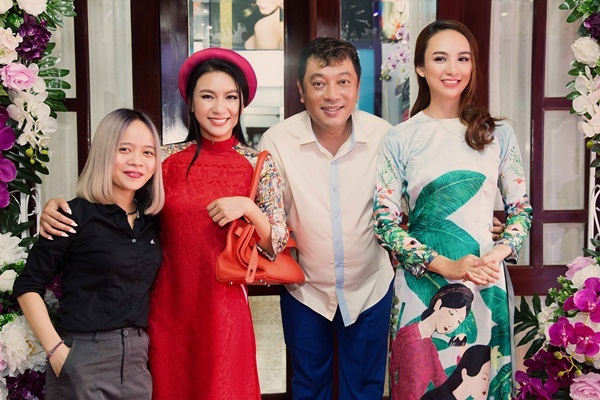 2 người đẹp đằm thắm trong tà áo dài cách tân.