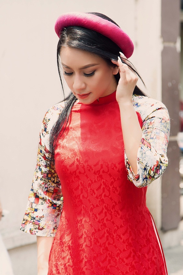 Khác với vẻ trong sáng, dịu hiền của Diễm Hương, Việt Trinh, Y Phụng lại rẽ hướng sang hình ảnh gợi cảm, sắc sảo.