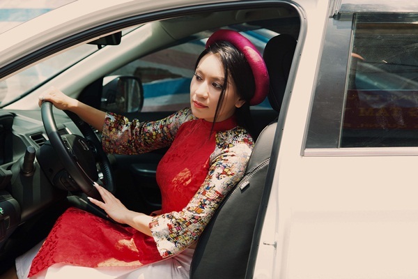 Cô là con gái của nghệ sĩ cải lương Minh Phụng.