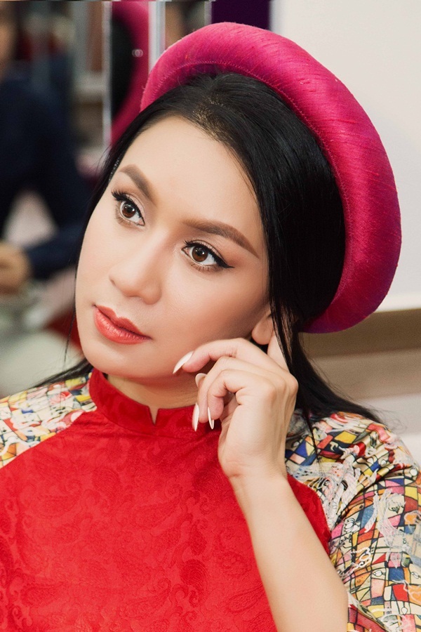 Y Phụng tên thật là Nguyễn Mỹ Thể, sinh năm 1977.