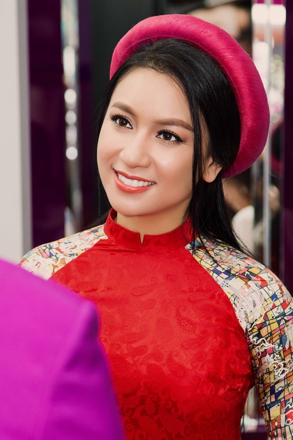 Mới đây, Y Phụng bất ngờ trở về Việt Nam thăm gia đình và bạn bè. Mặc dù không có ý định làm việc hoặc ca hát ở Việt Nam nhưng vì mối thân tình nên Y Phụng nhận lời xuất hiện tại một sự kiện của một người bạn.