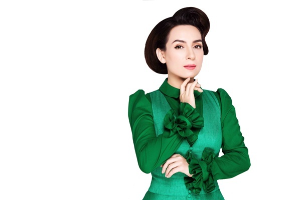 Phi Nhung vốn được biết đến là nữ ca sĩ giản dị, vì thế sự lột xác lần này của cô khiến nhiều người bất ngờ.