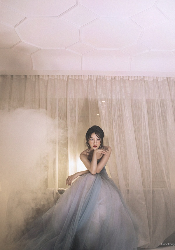 Chi Pu thể hiện sự chuyên nghiệp trong thần thái cùng những shot ảnh táo bạo, phá cách, nổi loạn khi tạo dáng giữa căn phòng.