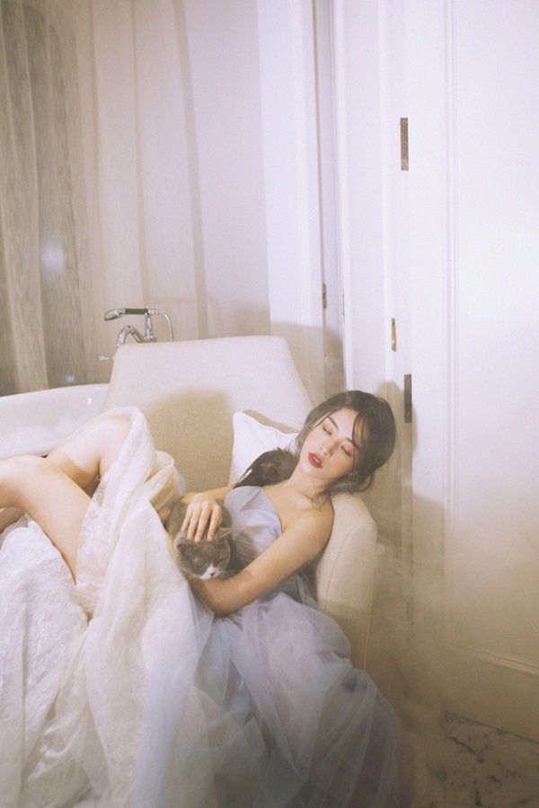 Đầu tháng 3/2016, phim “Yêu” do Chi Pu thủ vai chính có buổi công chiếu tại Mỹ trong khuôn khổ một liên hoan phim điện ảnh. Buổi công chiếu diễn ra thành công với sự đón nhận của khán giả quốc tế và khẳng định tài năng diễn xuất của Chi Pu và bạn diễn Gil Lê.