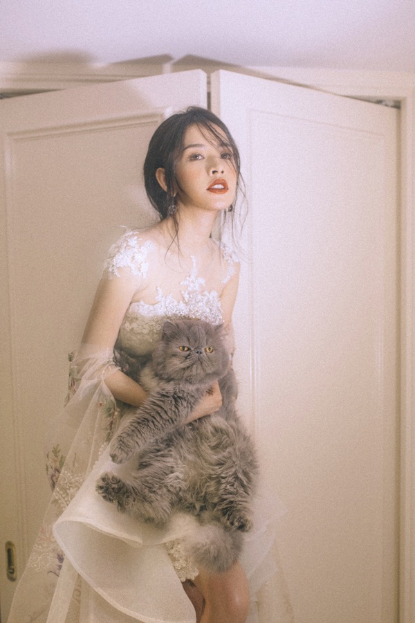 Hiện tại, nữ diễn viên vô cùng hồi hộp khi ngày công bố kết quả đang đến gần. Cô cũng tranh thủ kêu gọi các fan nhắn tin trên fanpage của mình hay được những người bạn thân quen như B Trần, Quang Đăng vận động ủng hộ tin nhắn bình chọn.