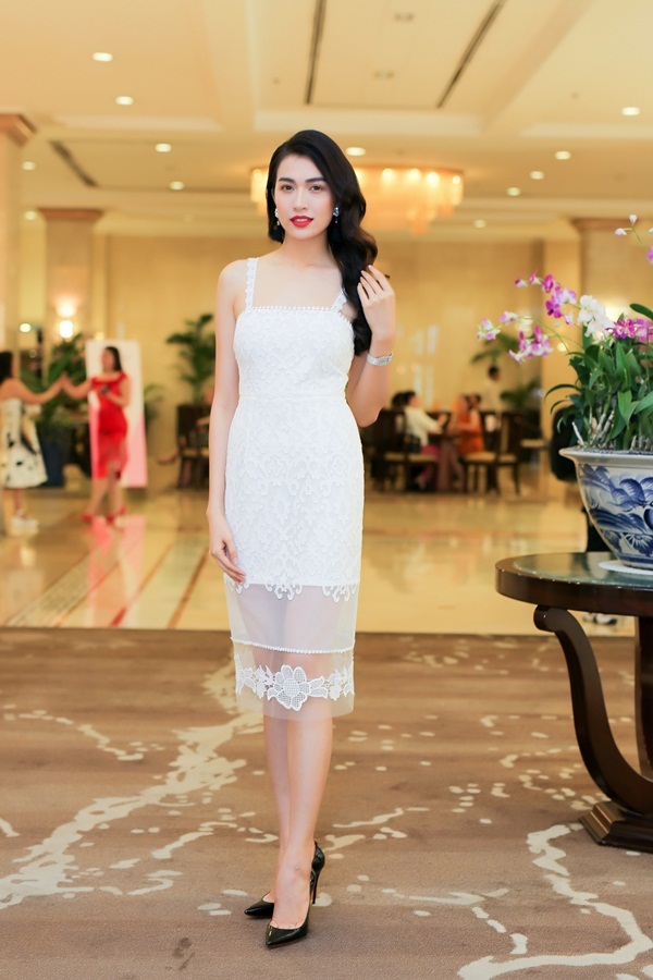 Tối 20/4, Á hậu Lệ Hằng tham gia một sự kiện tại TP HCM. Khác với các mỹ nhân khác lựa chọn trang phục dạ hội lộng lẫy, Lê Hằng thu hút ánh nhìn với một chiếc váy gam màu trắng.