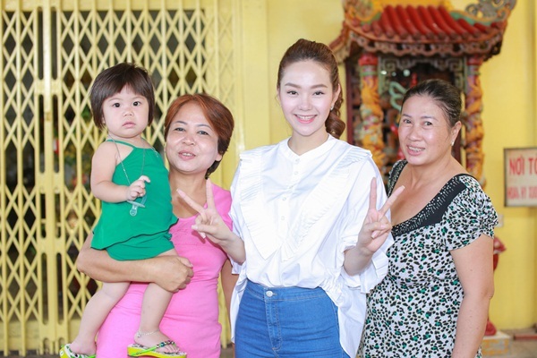 
Dù rất bận rộn với nhiều lịch tập nhưng Minh Hằng vẫn dành thời gian cho các buổi từ thiện. Hôm 21/4 vừa qua, cô cùng gia đình đạo diễn Dustin Nguyễn tới một ngôi chùa ở TPHCM để trao quà cho các cụ già neo đơn. Được biết, ngôi chùa nhỏ này là nhà chung của hơn 100 cụ già có hoàn cảnh khó khăn, neo đơn, bệnh tật.
