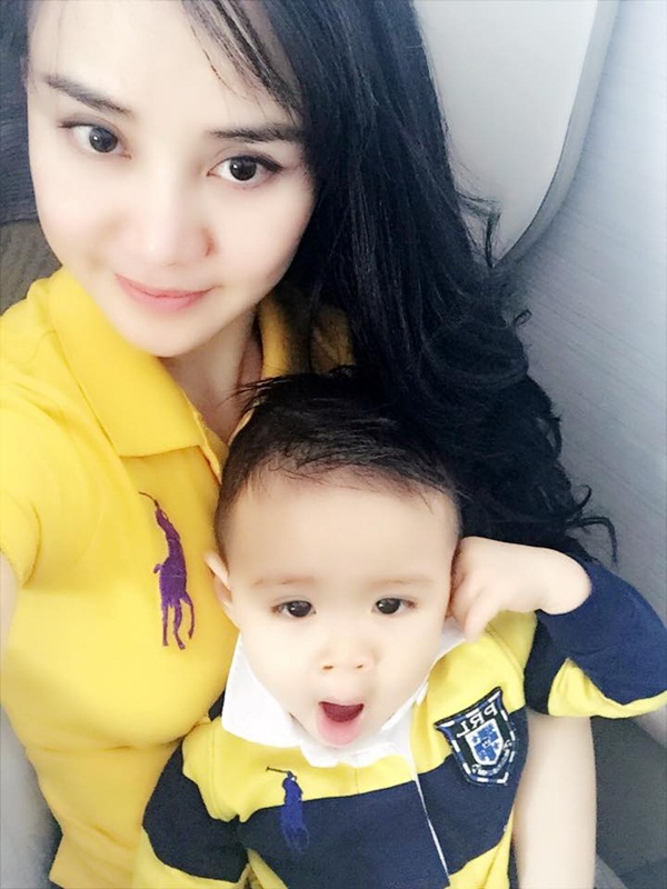 Vy Oanh lần đầu đưa con trai về nước - 1 Nhóc tì nhà Vy Oanh vô cùng đáng yêu, hiếu động.