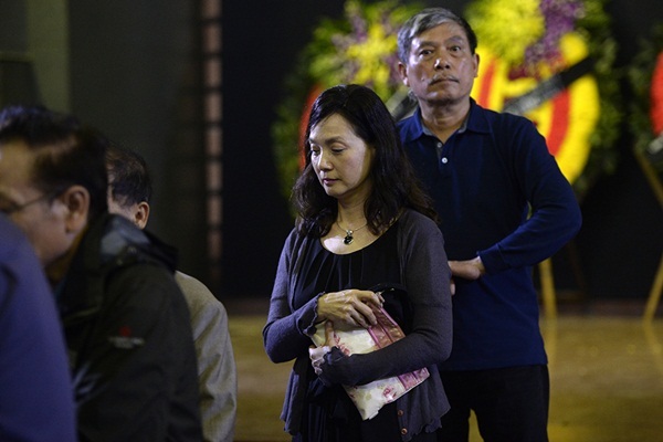 NSND Lê Khanh cùng chồng đến viếng.