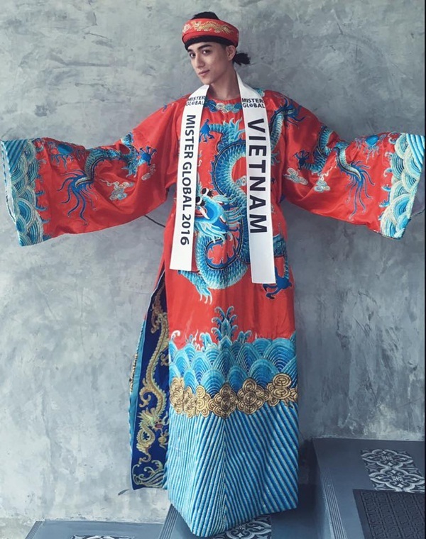 Đại diện Việt Nam trổ tài nói 4 thứ tiếng tại Mister Global 2016 - 7 Trong phần thi trang phục dân tộc, anh lựa chọn một bộ cánh đậm chất Á Đông với họa tiết rồng lấy cảm hứng từ áo dài của vua chúa ngày xưa.