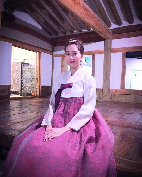 Đặng Thu Thảo ngọt ngào hanbok, Huyền My vi vu xứ Hàn - 1 Hoa hậu Đặng Thu Thảo tự nhận mình “mặc hanbok nhìn mập lên gần 10kg luôn”.