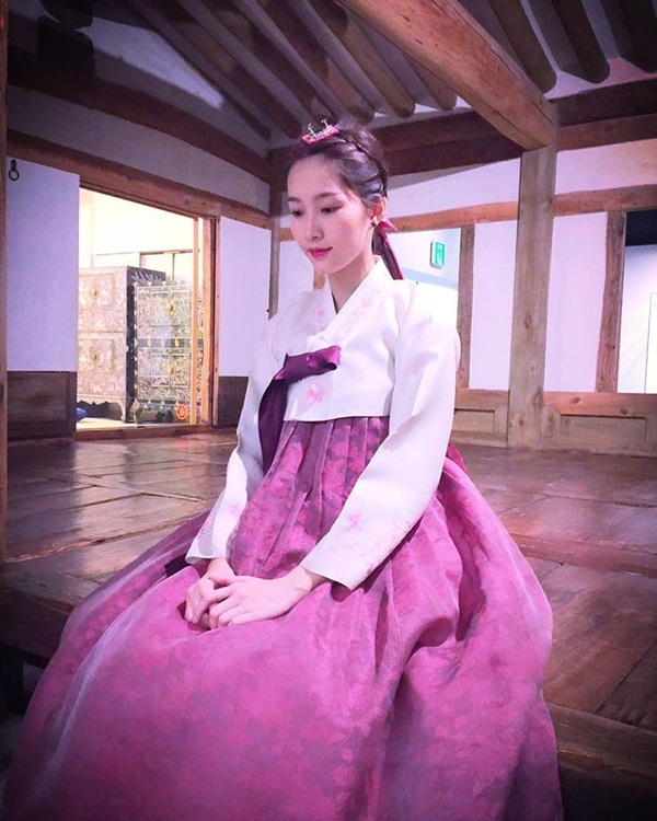 Đặng Thu Thảo ngọt ngào hanbok, Huyền My vi vu xứ Hàn - 2 Tuy nhiên người hâm mộ lại xuýt xoa khen ngợi Hoa hậu vô cùng xinh đẹp, không kém gì các ngôi sao Hàn Quốc khi diện trang phục truyền thống của người Hàn.