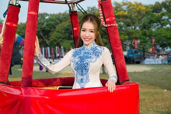 Elly Trần làm đại sứ lễ hội Khinh khí cầu Quốc tế 2016 - 1 Sáng 4/5, Elly Trần rạng rỡ xuất hiện tại lễ khai mạc Ngày hội Khinh khí cầu Quóc tế Huế 2016.