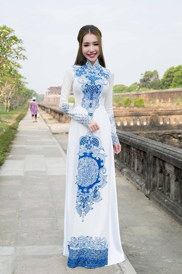 Elly Trần làm đại sứ lễ hội Khinh khí cầu Quốc tế 2016 - 2 Trong không gian cổ kính của Kinh Thành Huế, người đẹp diện trang phục áo dài truyền thống.