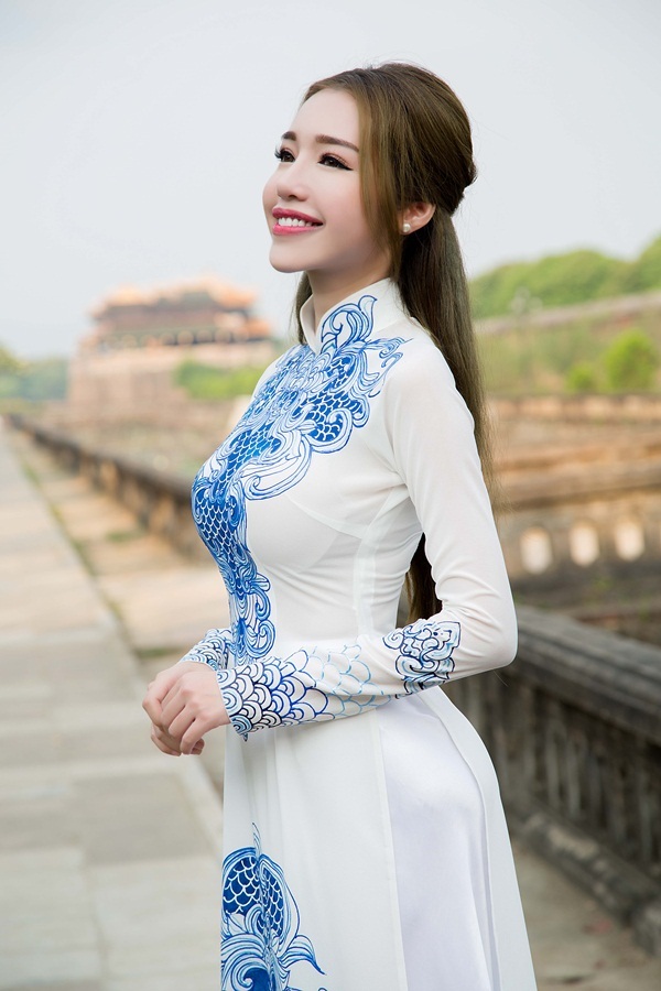 Elly Trần làm đại sứ lễ hội Khinh khí cầu Quốc tế 2016 - 5 Cô quyết định chọn áo dài tại Festival Huế - một sự kiện văn hoá uy tín và tầm cỡ của Việt Nam.