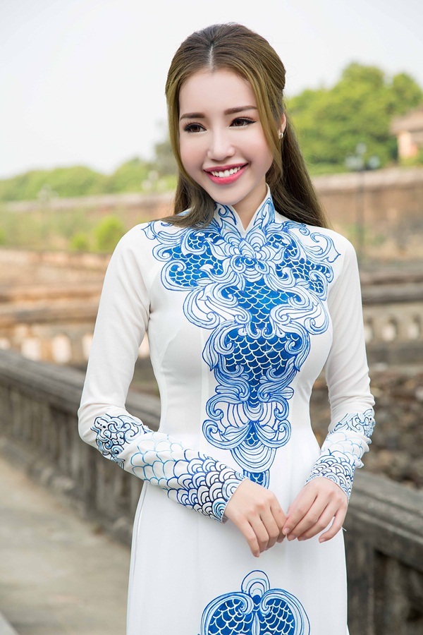 Elly Trần làm đại sứ lễ hội Khinh khí cầu Quốc tế 2016 - 3 Màu trắng tinh khôi, họa tiết xanh gốm giúp Elly Trần thu hút ánh nhìn với vẻ đẹp nhẹ nhàng.