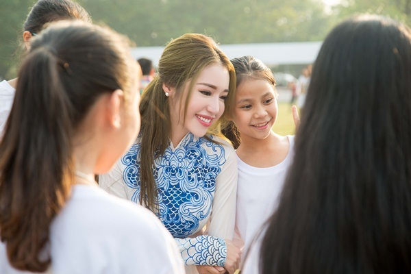 Elly Trần làm đại sứ lễ hội Khinh khí cầu Quốc tế 2016 - 11 Cô cũng chia sẻ sự quan tâm về các trẻ em khiếm thị và hào hứng khi được cùng các em nhỏ có hoàn cảnh kém may mắn bước lên khinh khí cầu tại sự kiện khởi bay vào buổi chiều cùng ngày.