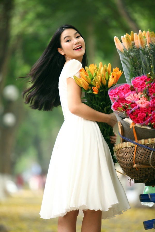 Cô giáo “hot girl” khoe vẻ đẹp mơ màng Hà Nội mùa lá rụng - 4