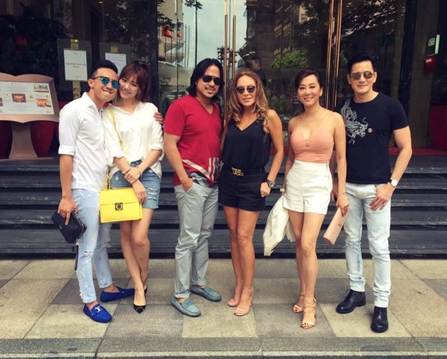 Hari Won và cuộc “cách mạng” ngoạn mục khi yêu Trấn Thành - 13
Chiếc túi vàng hàng hiệu của Hari Won đang đeo có giá khoảng 36 triệu đồng.